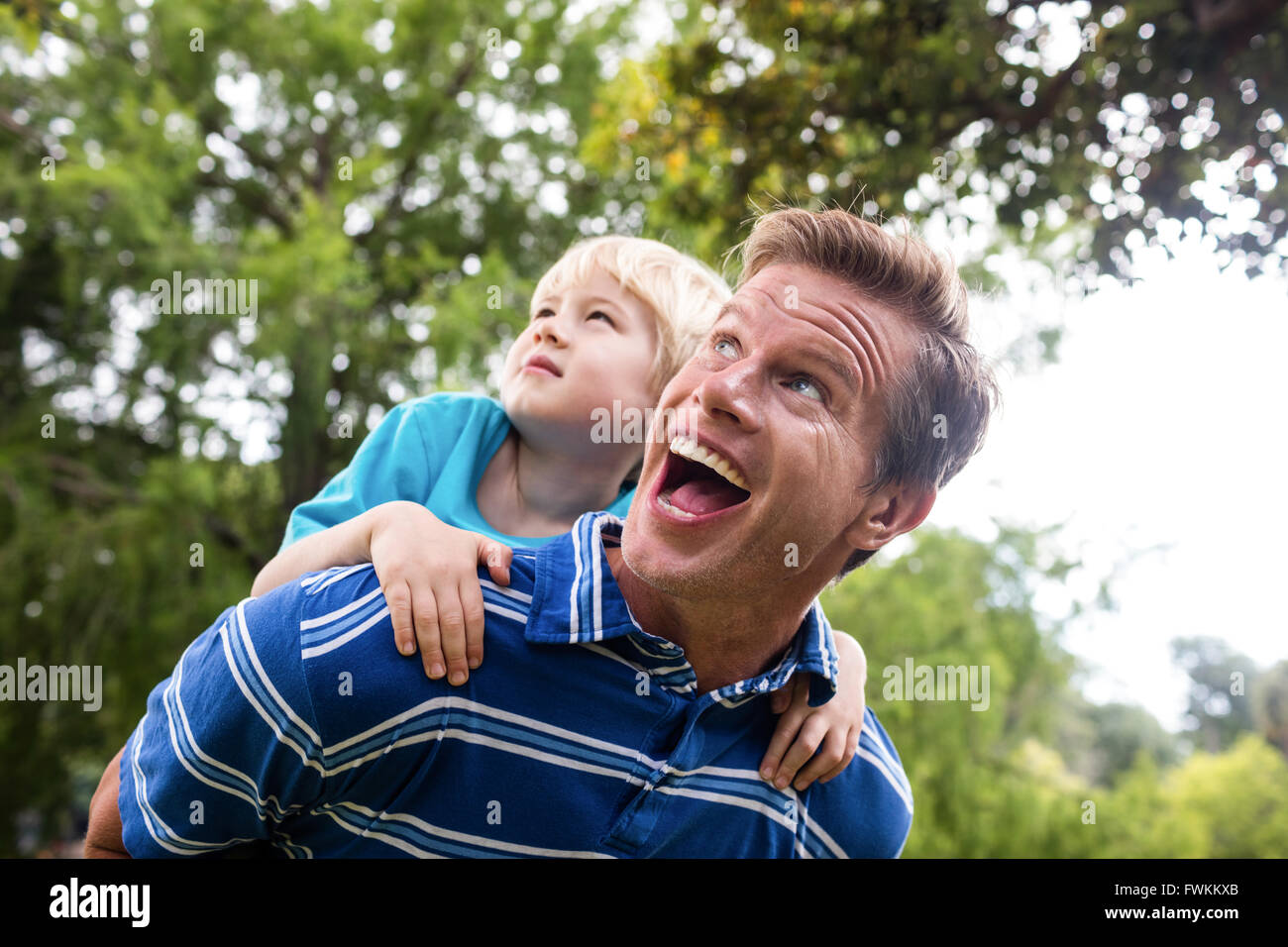 Uomo felice dando sovrapponibile al suo figlio Foto Stock