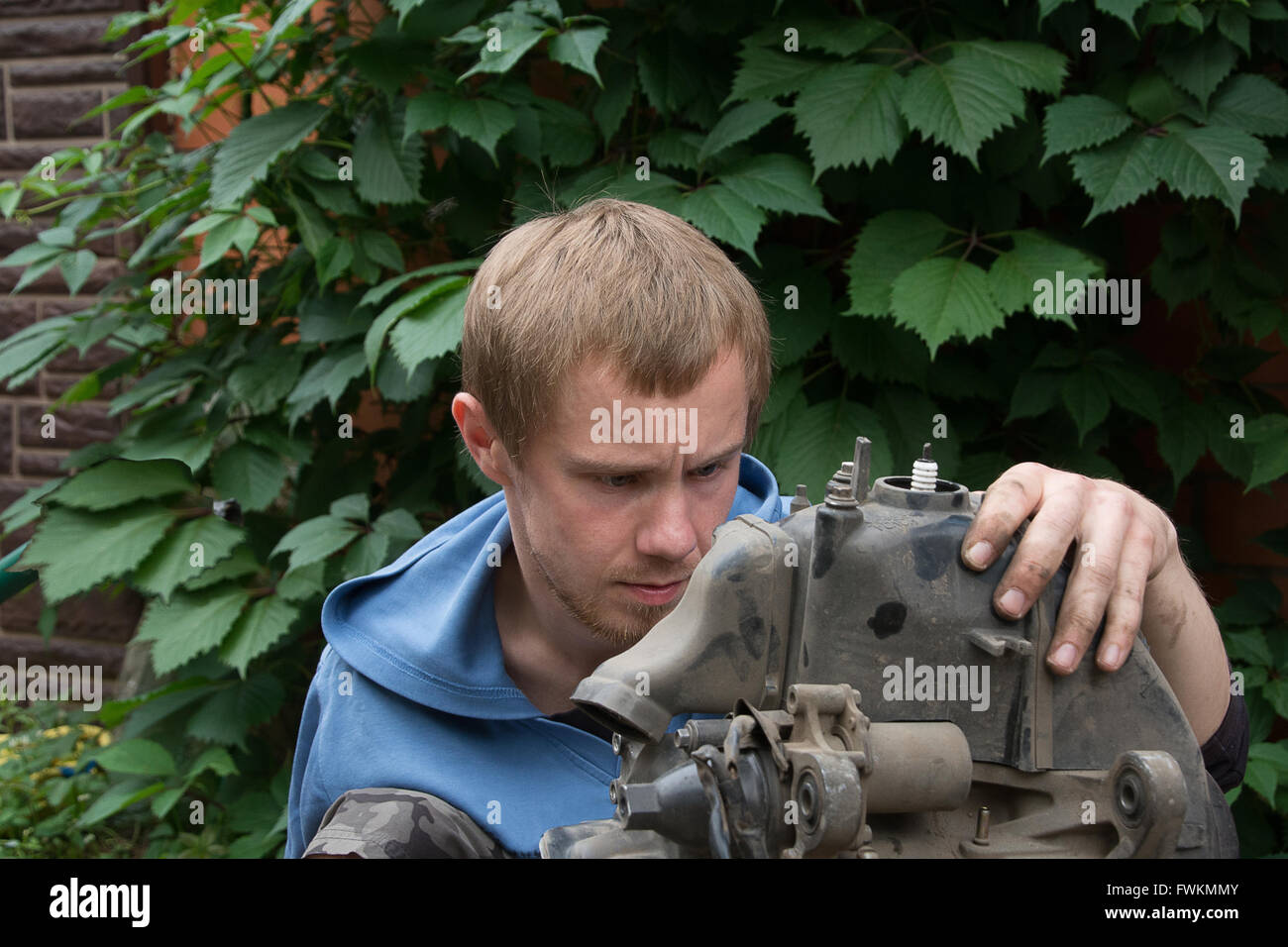 Ragazzo le riparazioni scooter Foto Stock