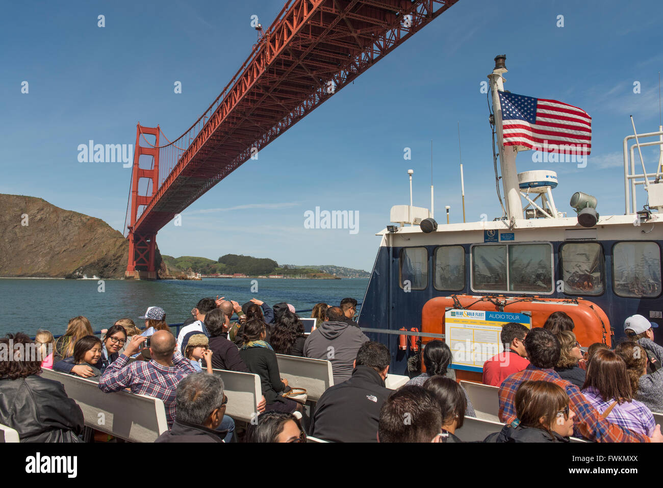 I turisti su una barca sotto il Ponte Golden Gate, nella Baia di San Francisco, California, Stati Uniti d'America Foto Stock