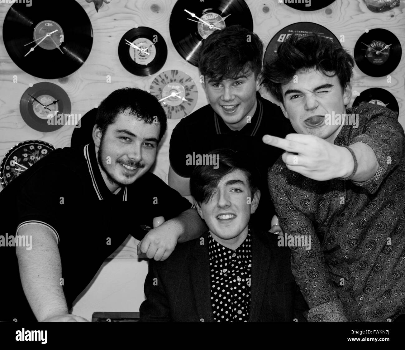 Derry band Docs mostrano il loro punk rock atteggiamento post concerto presso il cantiere di giallo in Derry. Foto Stock