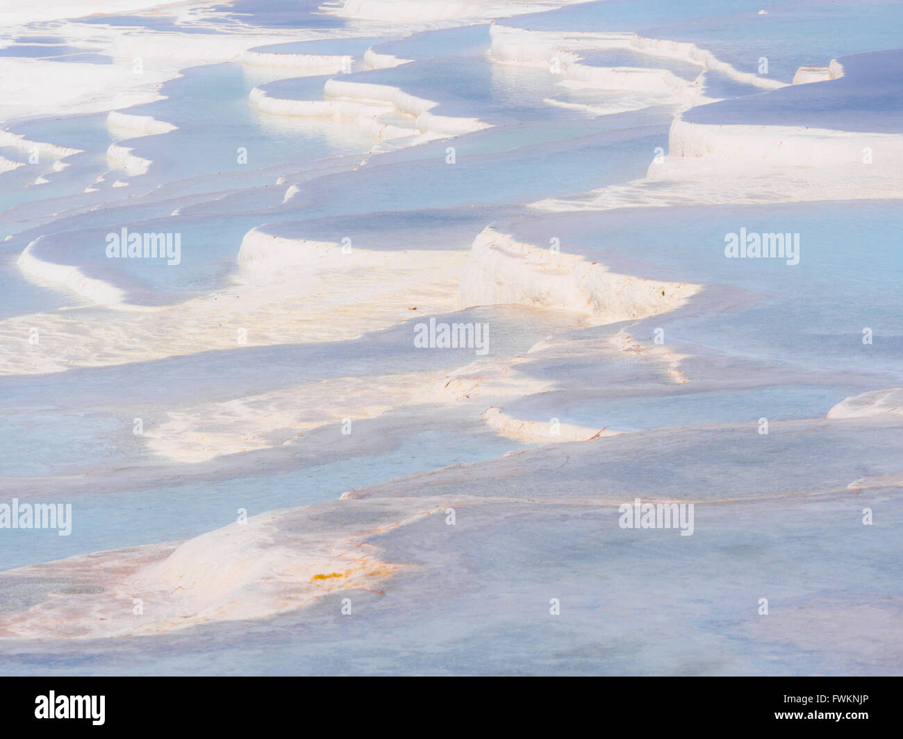 Dettaglio della spettacolare blu e bianco travertino naturale le piscine di Pamukkale, Turchia. Foto Stock