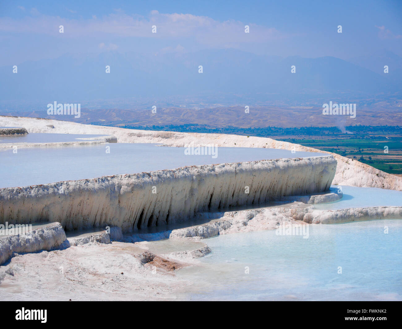 Spettacolare blu e bianco travertino naturale le piscine di Pamukkale, Turchia. Foto Stock