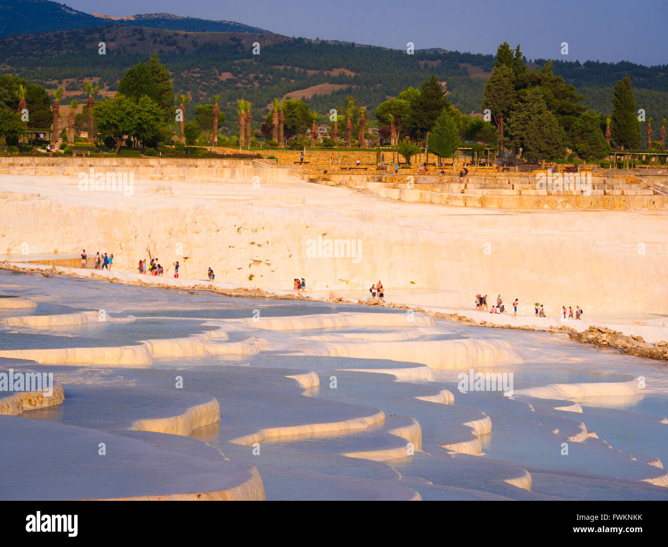 Luce della Sera sul pool di travertino a Pamukkale, Turchia Foto Stock