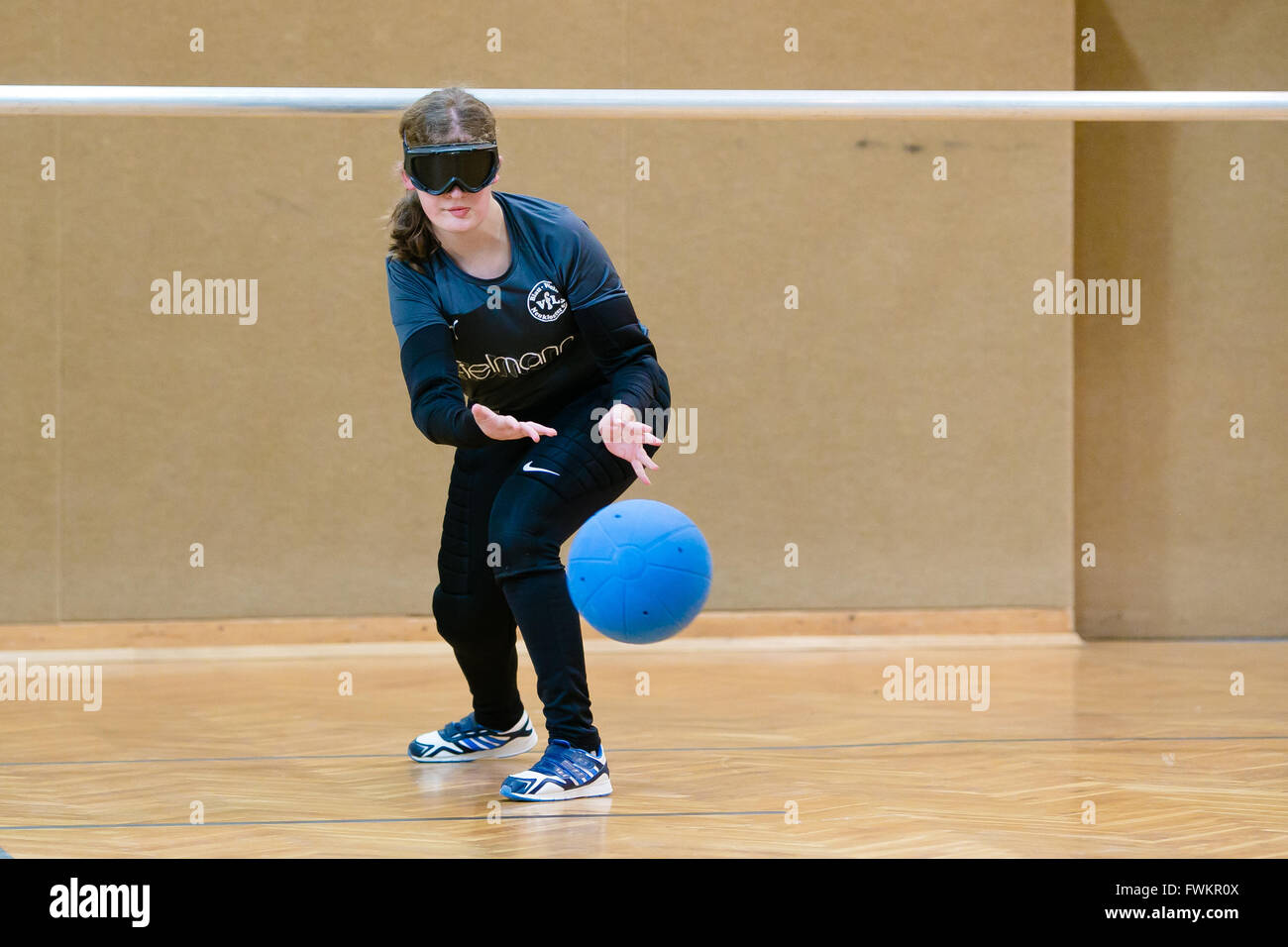 Ipovedenti ragazza è la riproduzione di Goalball Foto Stock