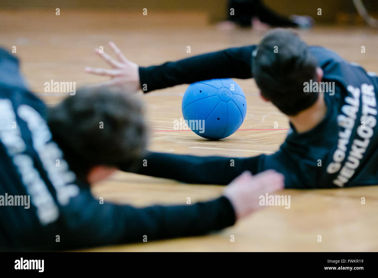 Ipovedenti ragazzi stanno giocando Goalball Foto Stock