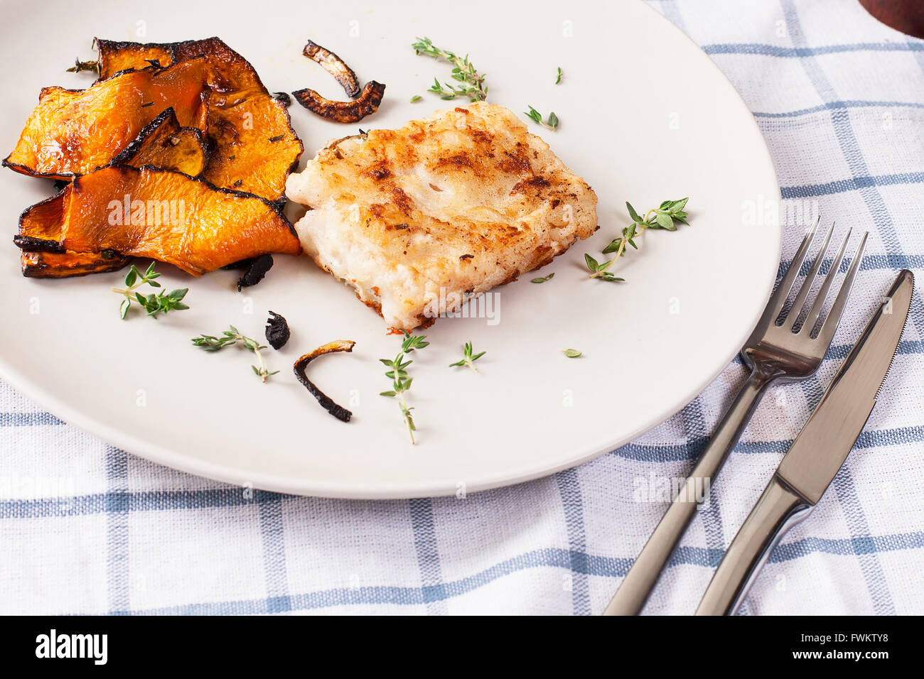 Filetto di nasello e verdure Foto Stock