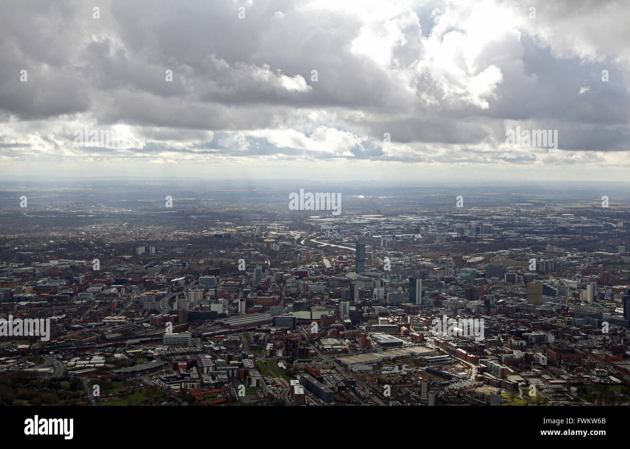 Vista aerea del cielo tempestoso oltre l'orizzonte di Manchester, Regno Unito Foto Stock