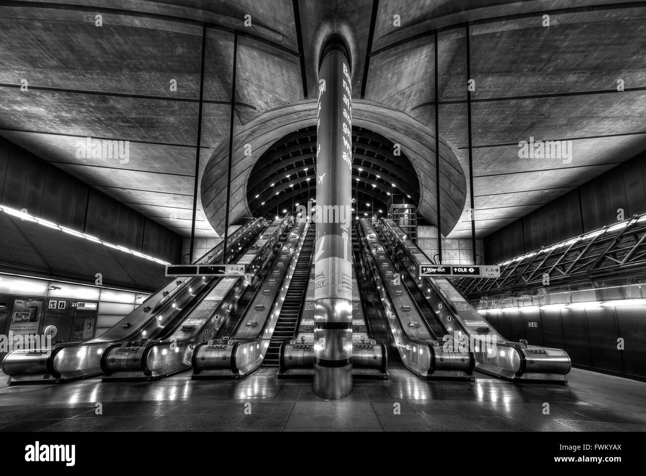 Vie di uscita - La stazione metropolitana di Canary Wharf, London, Regno Unito Foto Stock