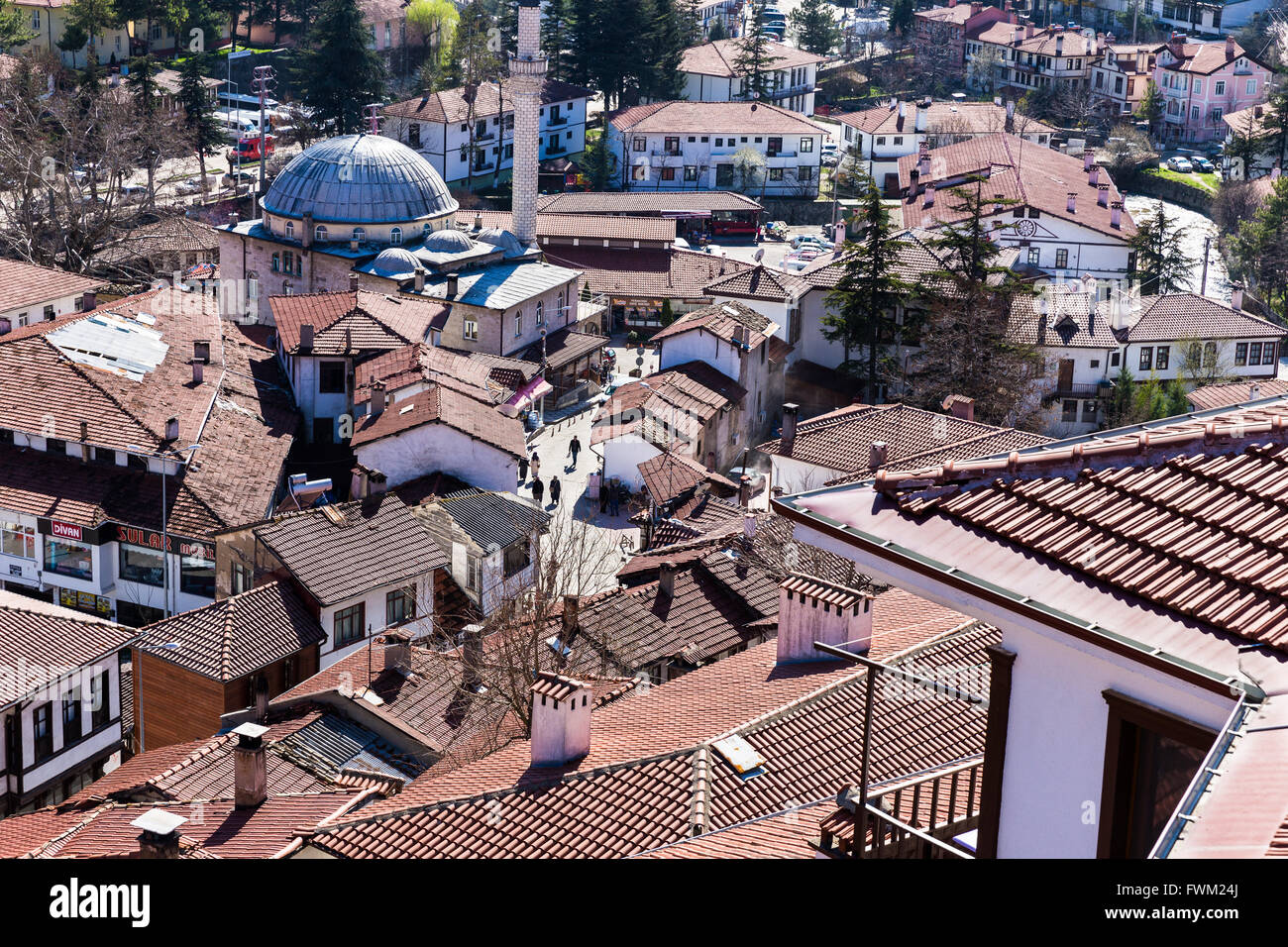 Elevato angolo di visione del locale popolo turco tra case tradizionali in Goynuk centro città. Foto Stock