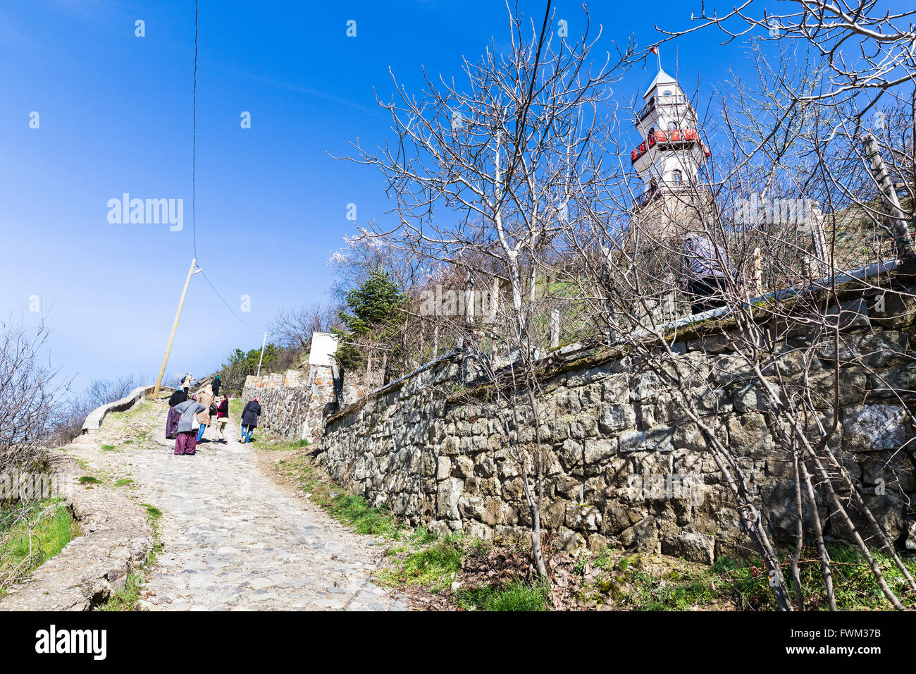 La gente locale storico di arrampicata di clock tower hill a Goynuk. Foto Stock