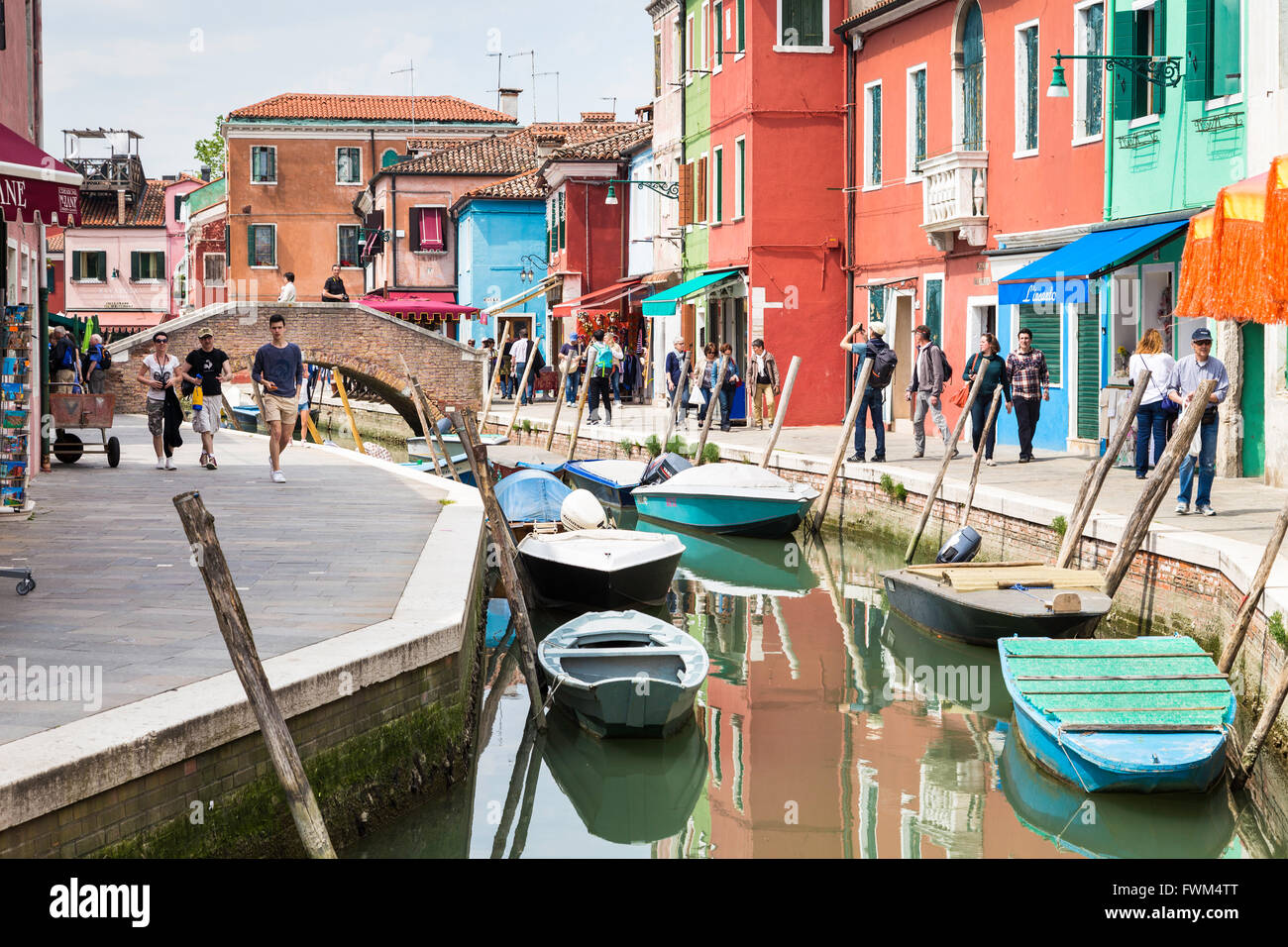 Tourist persone camminare canal con case colorate nella bella città di Burano. Foto Stock