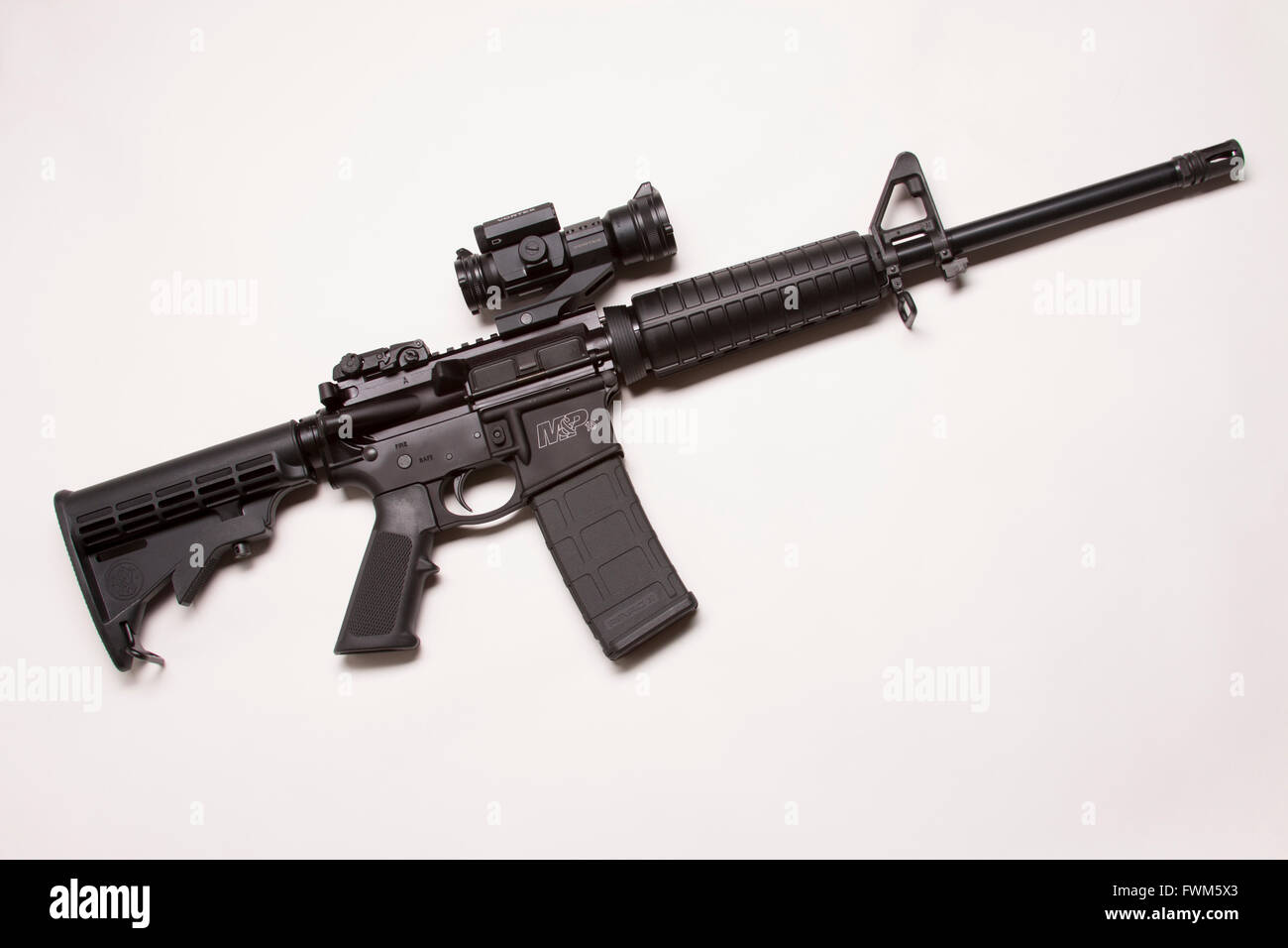 Smith e Wesson M&P15 Fucile con Vortex StrikeFire II CAMPO DI APPLICAZIONE Foto Stock