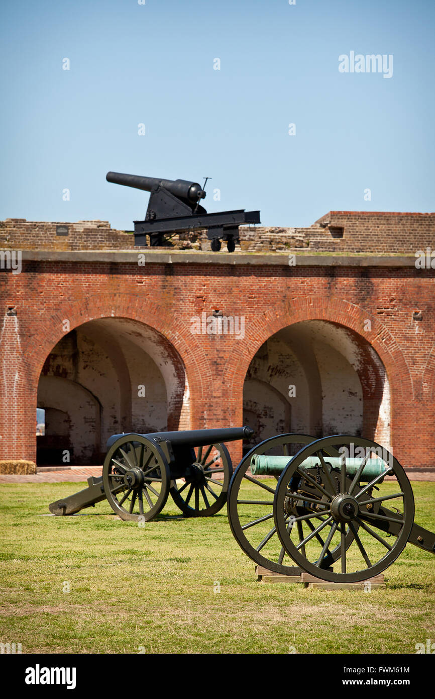 Canoni all'interno di Fort Pulaski Monumento Nazionale su Cockspur isola tra savana e Tybee Island, Georgia. Foto Stock