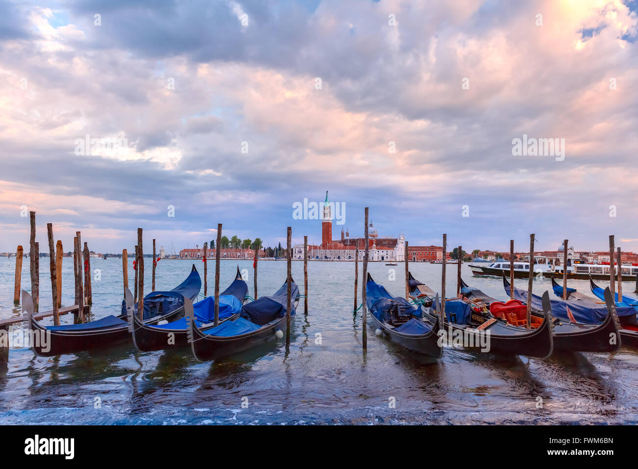 Gondole al crepuscolo in laguna di Venezia, Italia Foto Stock
