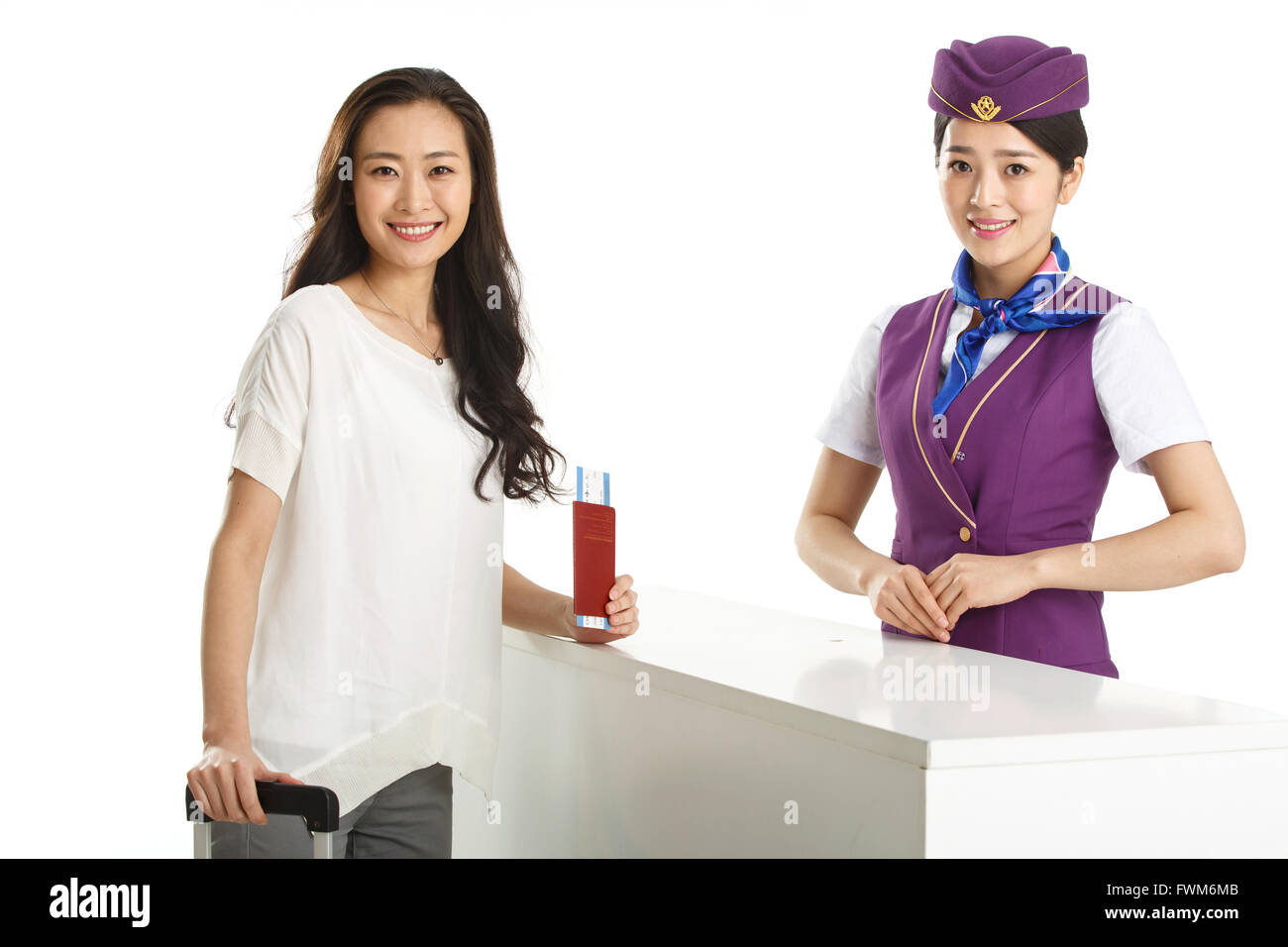 Giovani femmine assistenti di volo e passeggeri Foto Stock
