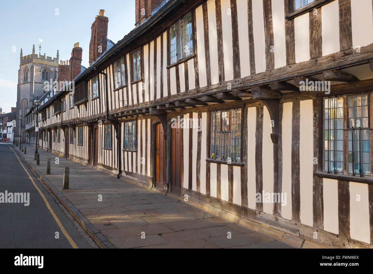 Stratford Upon Avon, Regno Unito, vista delle tipiche case di elemosina medievali a graticcio in Church Street, Stratford Upon Avon, Warwickshire, Inghilterra, Regno Unito Foto Stock