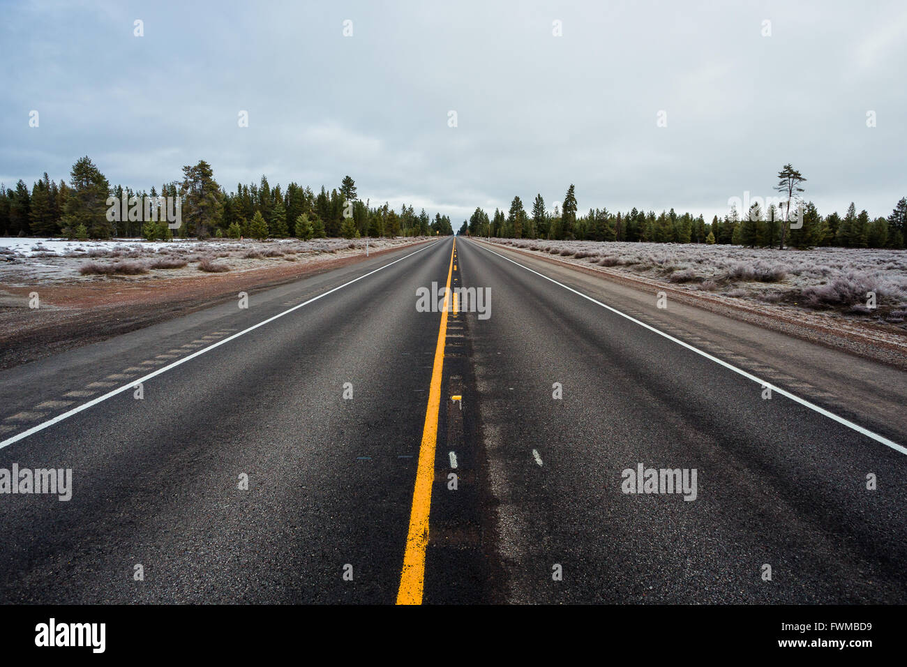 Autostrada 97 è una lunga strada diritta in viaggio verso nord e verso sud attraverso la centrale di Oregon. Foto Stock