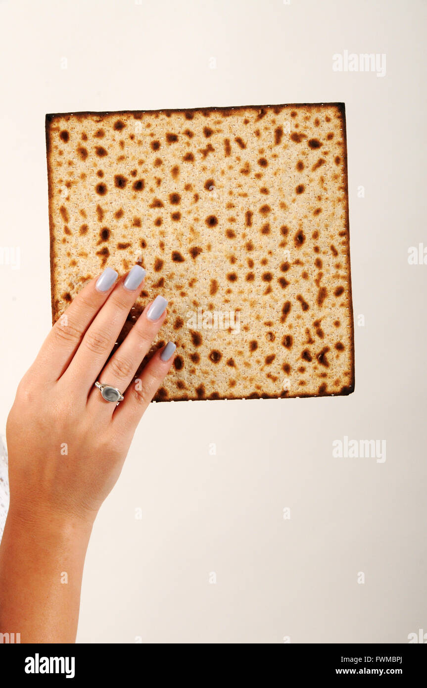 Donna mano azienda Pasqua Matzo. Spazio di copia Foto Stock