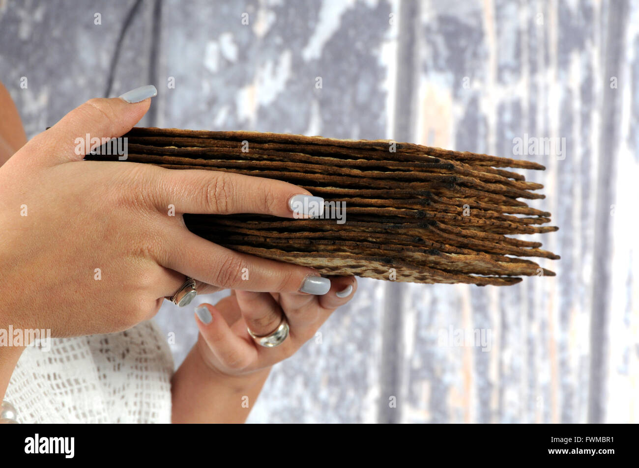 Pasqua - mani holding group di Pasqua pane azimo (mazoth) Foto Stock