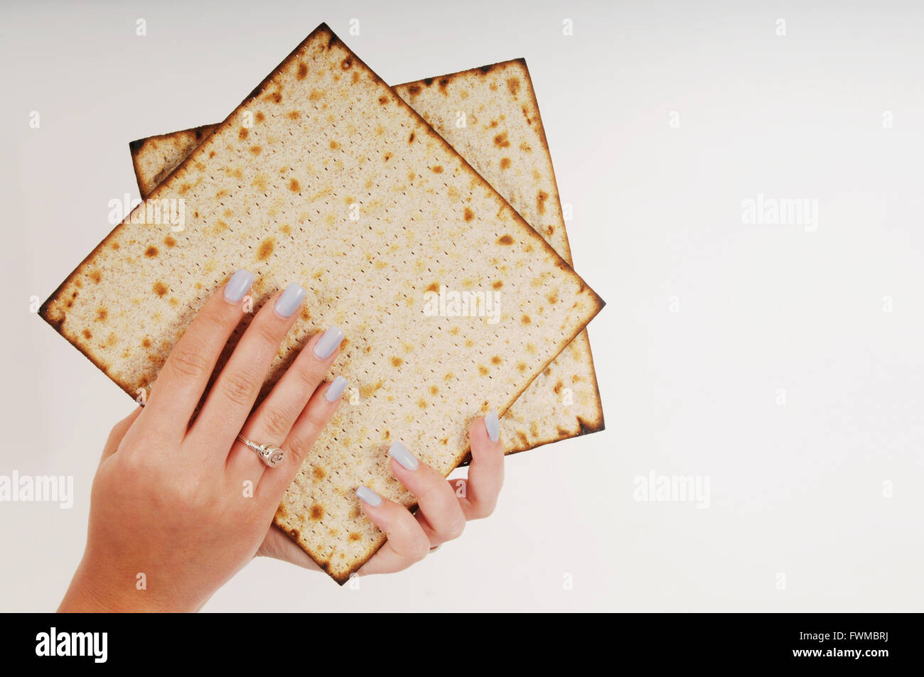 Mani due Matzo per la Pasqua Foto Stock