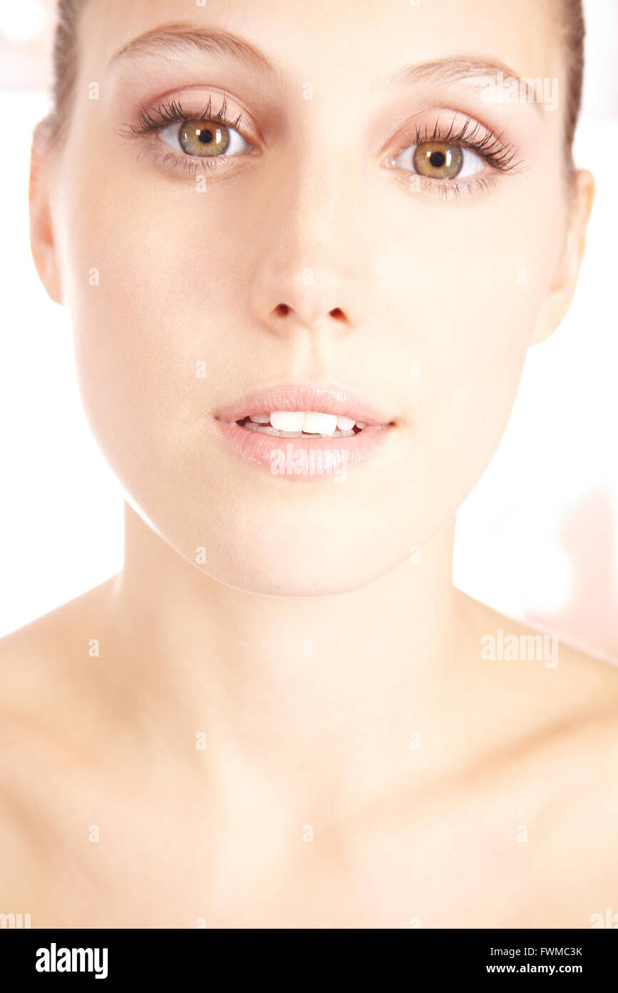 Ritratto di giovane donna attraente con pelle perfettamente liscia Foto Stock