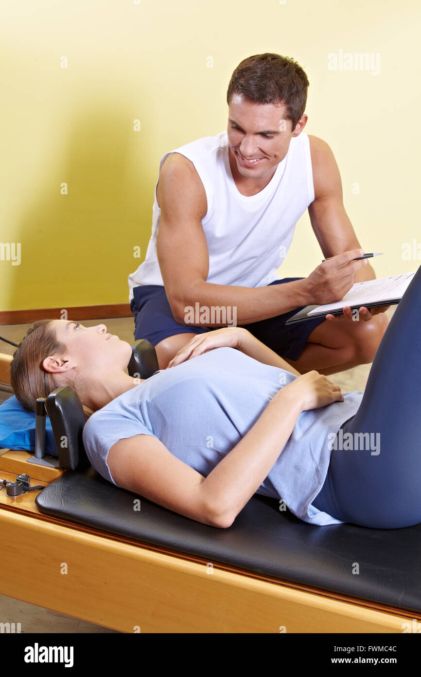 Fitness trainer preparare il piano di formazione per la donna nel centro fitness Foto Stock