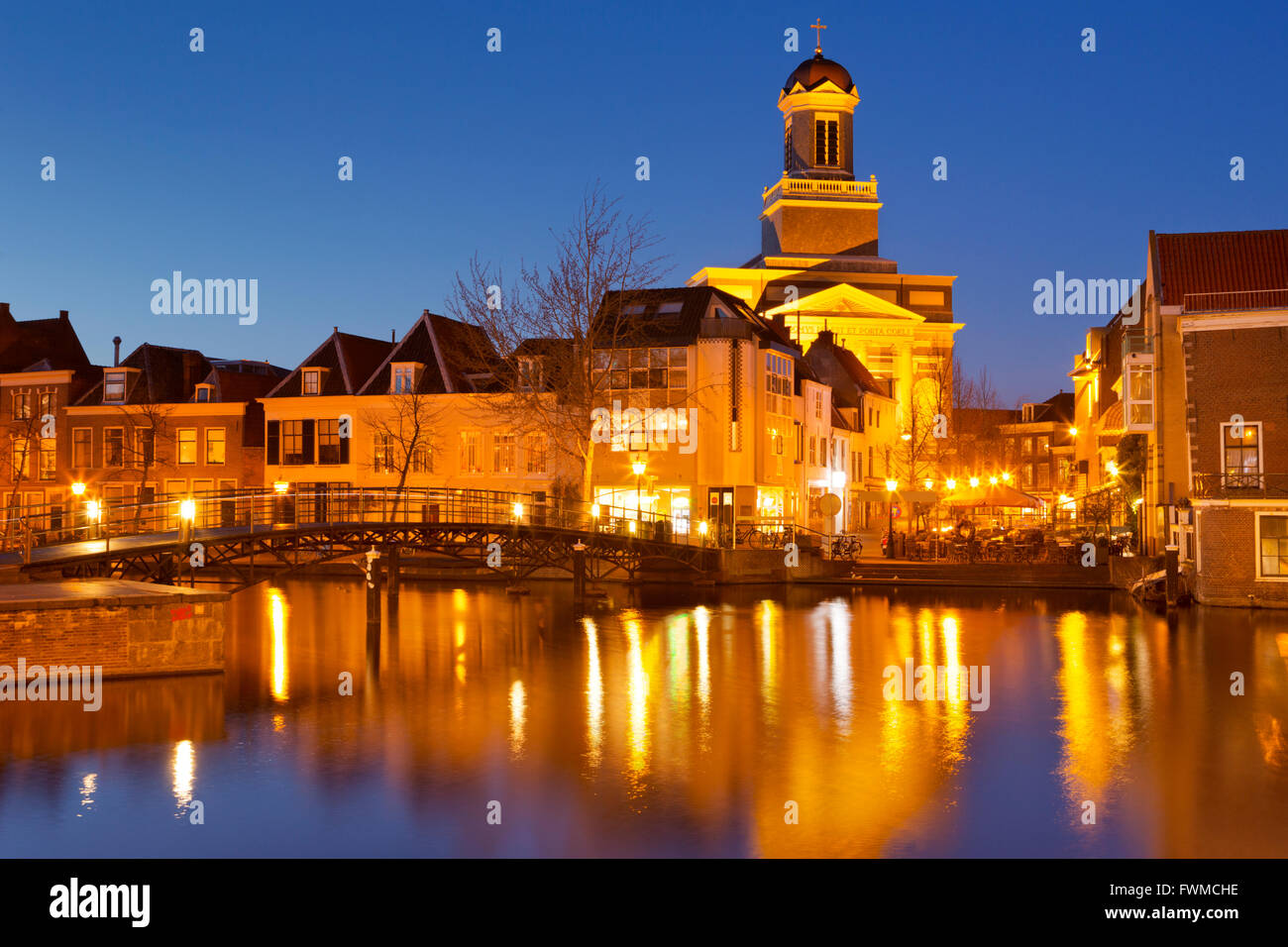 Un canale con la chiesa Hartebrug in Leiden, Paesi Bassi durante la notte. Foto Stock