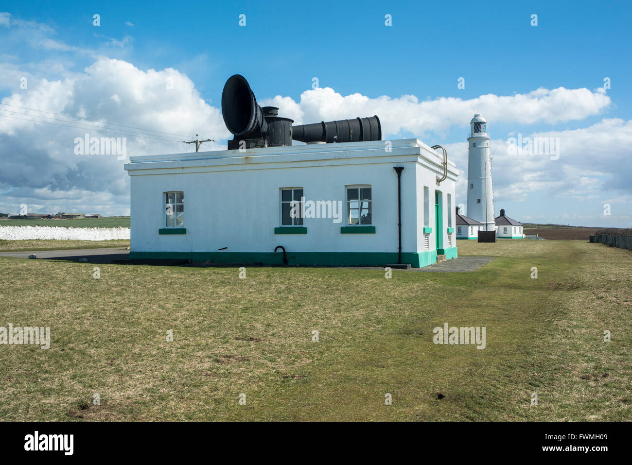 Foghorns e faro a fianco della costa Heriatge sentiero al punto di Nash. Foto Stock