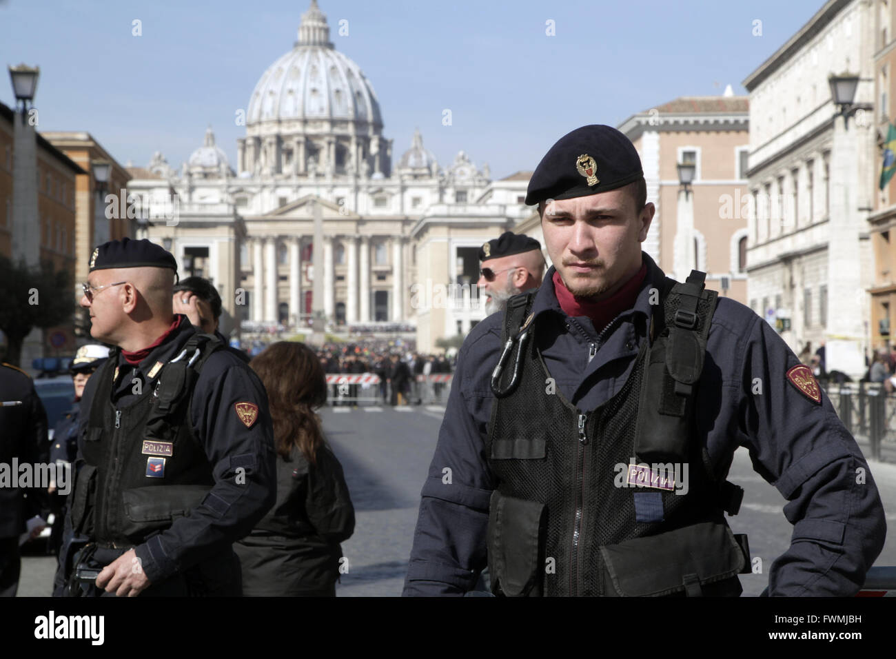 Poliziotti di controllare l'accesso a piazza San Pietro durante il Papa Francesco massa di Pasqua, Città del Vaticano Foto Stock