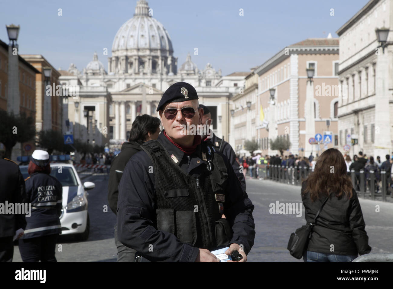 Poliziotti di controllare l'accesso a piazza San Pietro durante il Papa Francesco massa di Pasqua, Città del Vaticano Foto Stock