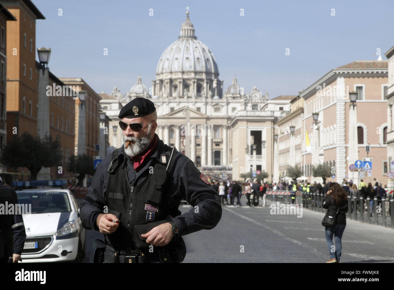 Poliziotti di controllare l'accesso a piazza San Pietro durante il Papa Francesco massa di Pasqua, Città del Vaticano Foto Stock