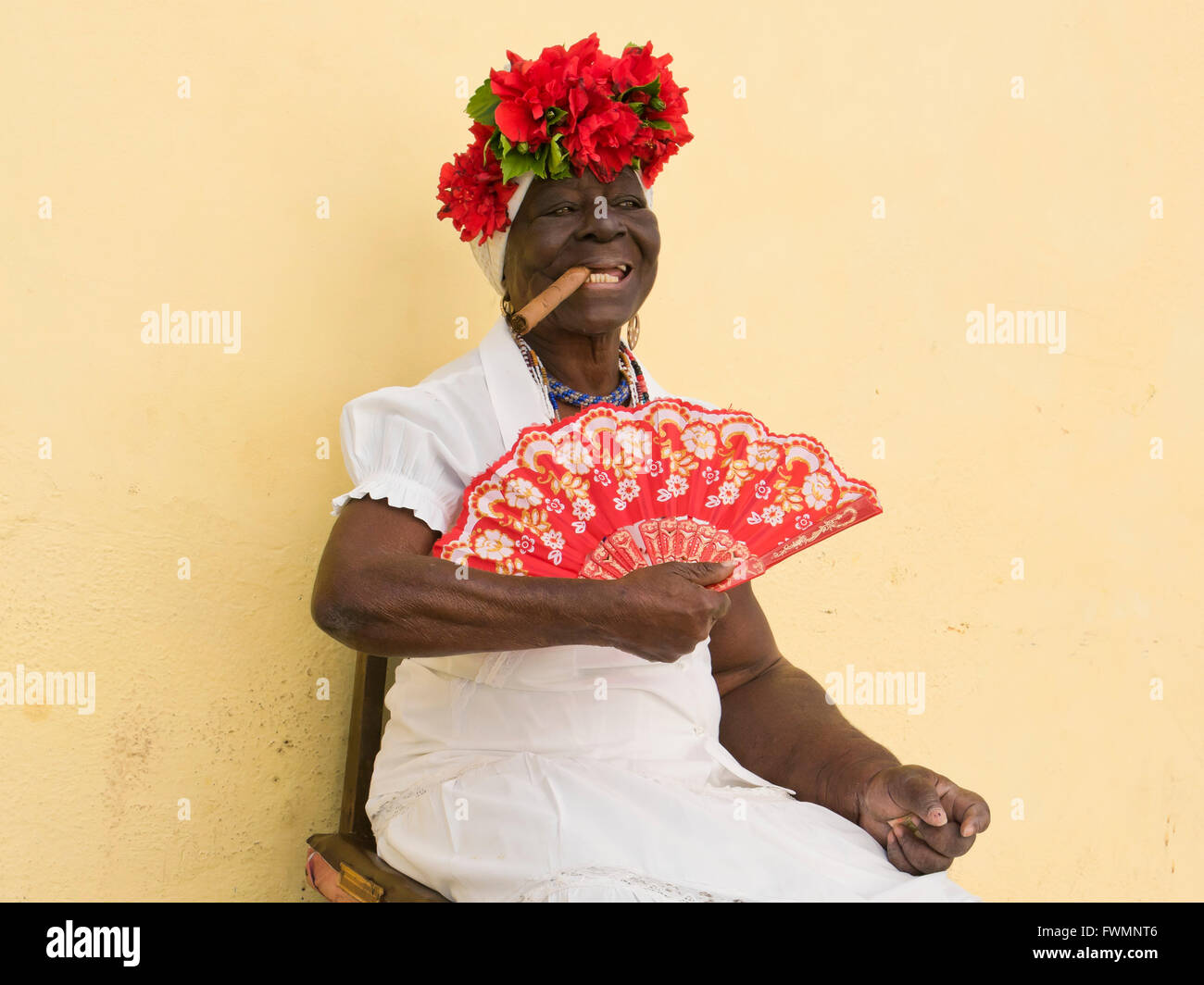 Ritratto orizzontale di una signora in posa con un grande Cohiba sigaro in Cuba. Foto Stock