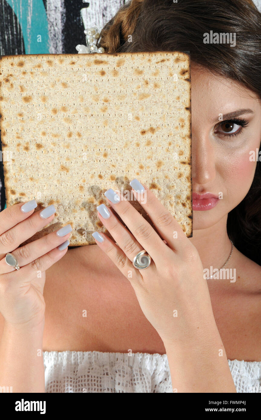 Pasqua - bella donna azienda Pane azimo (mazoth) . Spazio di copia Foto Stock