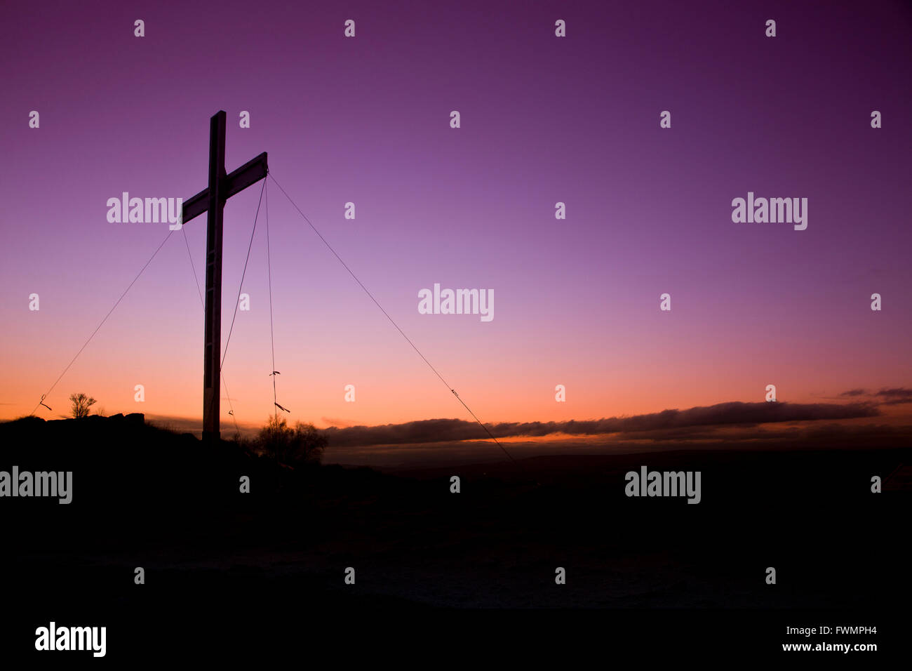 La croce di Pasqua a sorpresa vista, Otley Chevin, Otley, Nr Leeds. Il legno viene recuperata dal Manchester attentato dinamitardo Giugno 96 Foto Stock