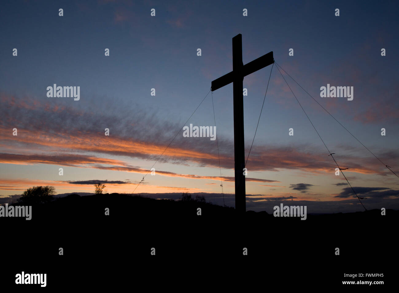 La croce di Pasqua a sorpresa vista, Otley Chevin, Otley, Nr Leeds. Il legno viene recuperata dal Manchester attentato dinamitardo Giugno 96 Foto Stock