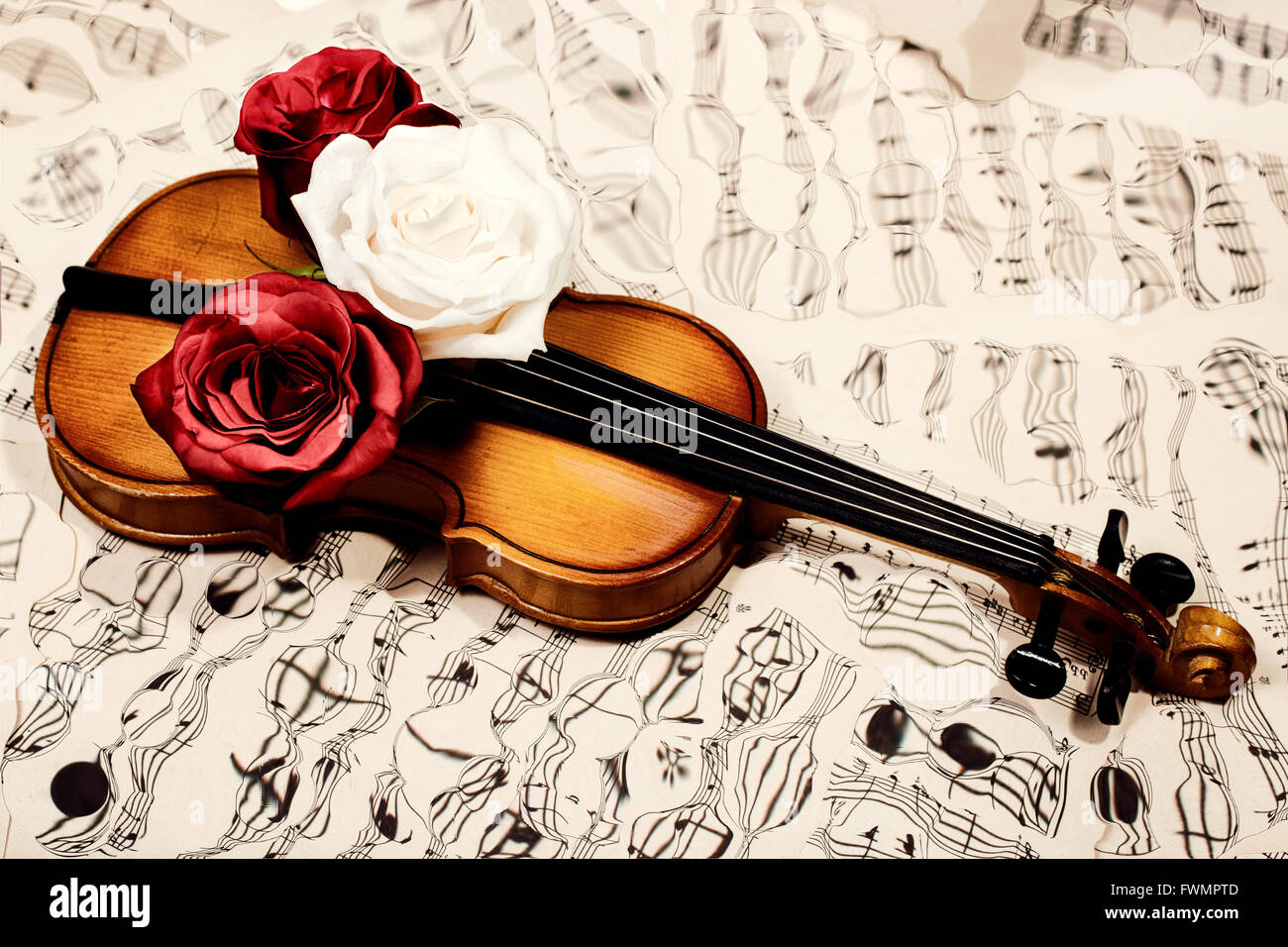 Vecchio violino le note musicali e tre rose Foto Stock