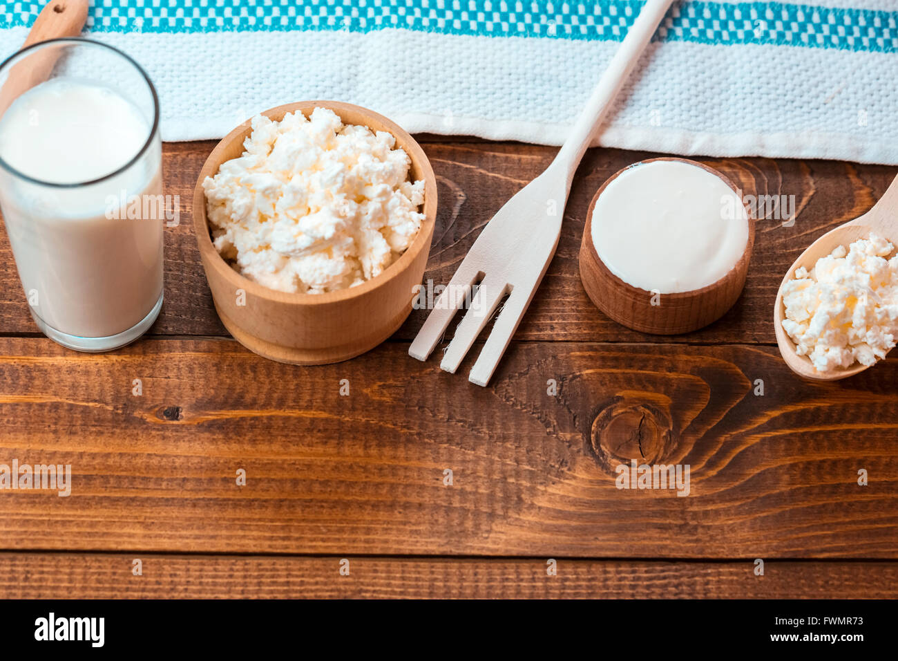Naturale prodotti fatti in casa: latte, formaggio, panna acida e uova sul vecchio sfondo di legno con spazio libero per il testo Foto Stock