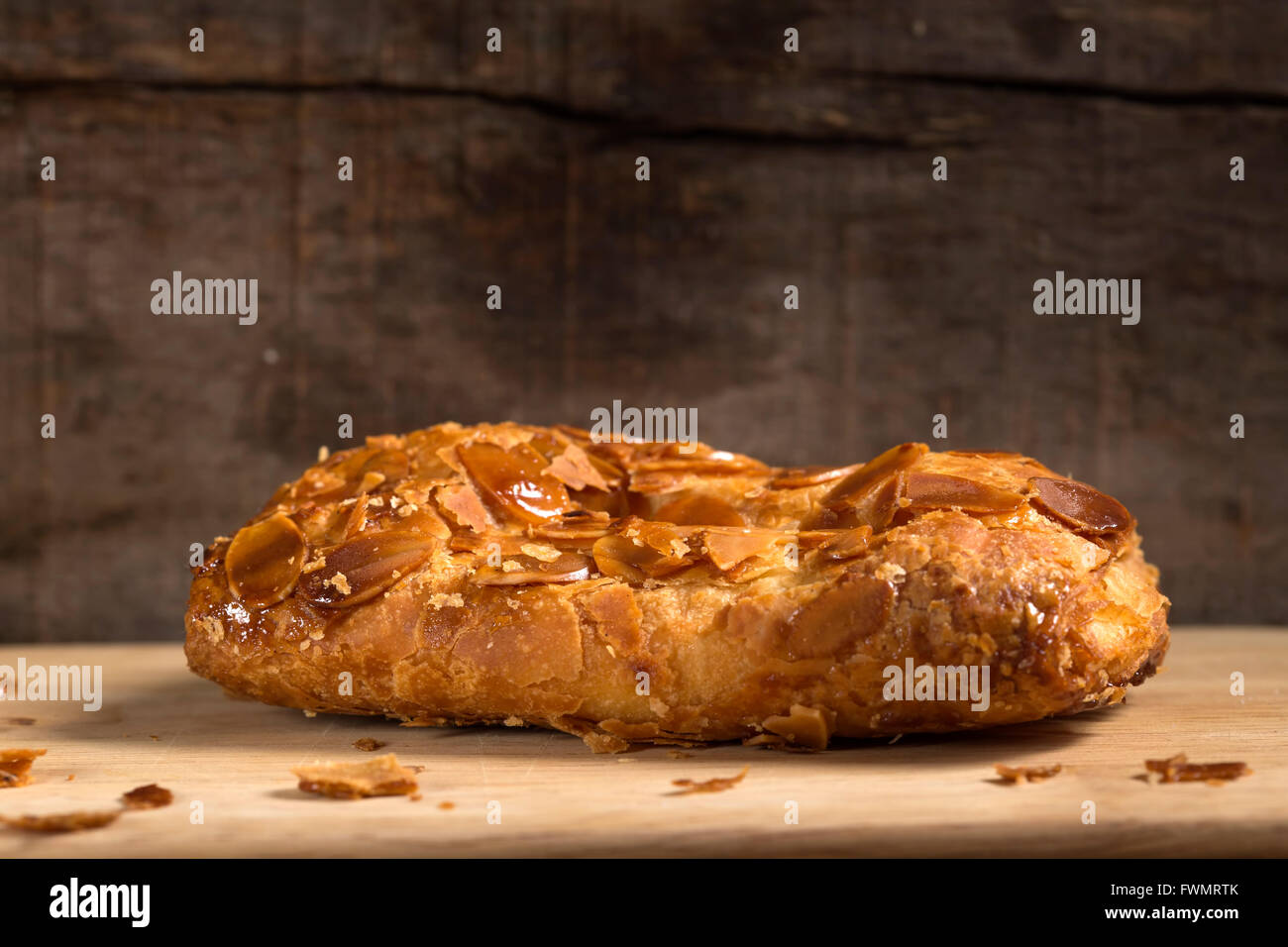 Strudel con mandorle e gelato alla vaniglia oltre rustico sfondo di legno Foto Stock