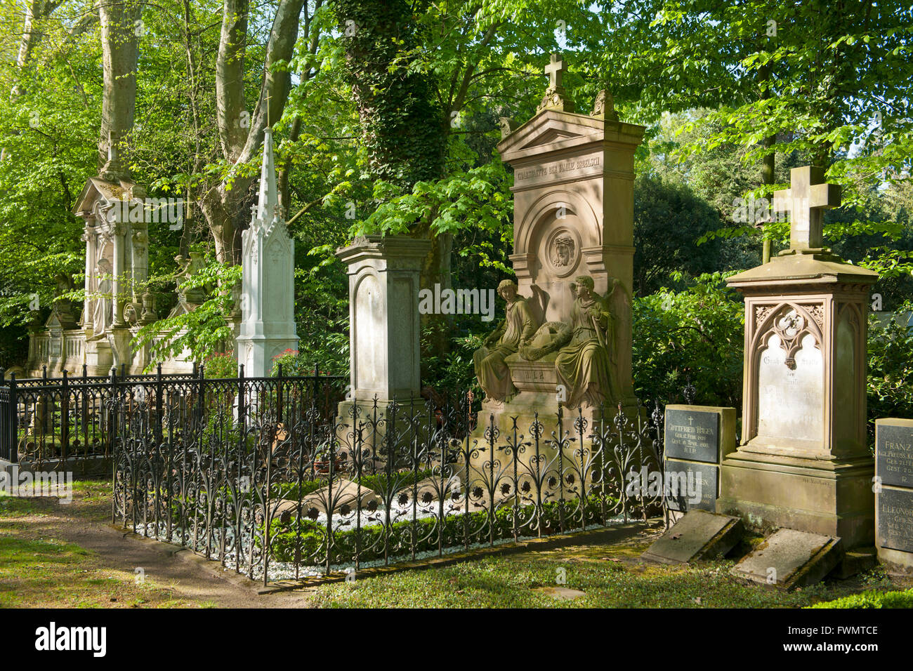 Köln, Lindenthal, Melaten-Friedhof, Gräber am Hauptweg Foto Stock