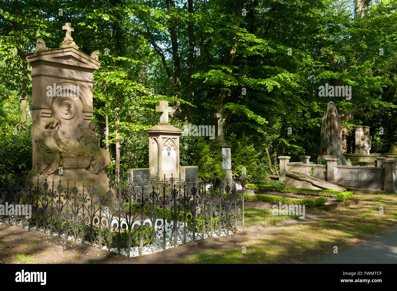 Köln, Lindenthal, Melaten-Friedhof, Gräber am Hauptweg Foto Stock