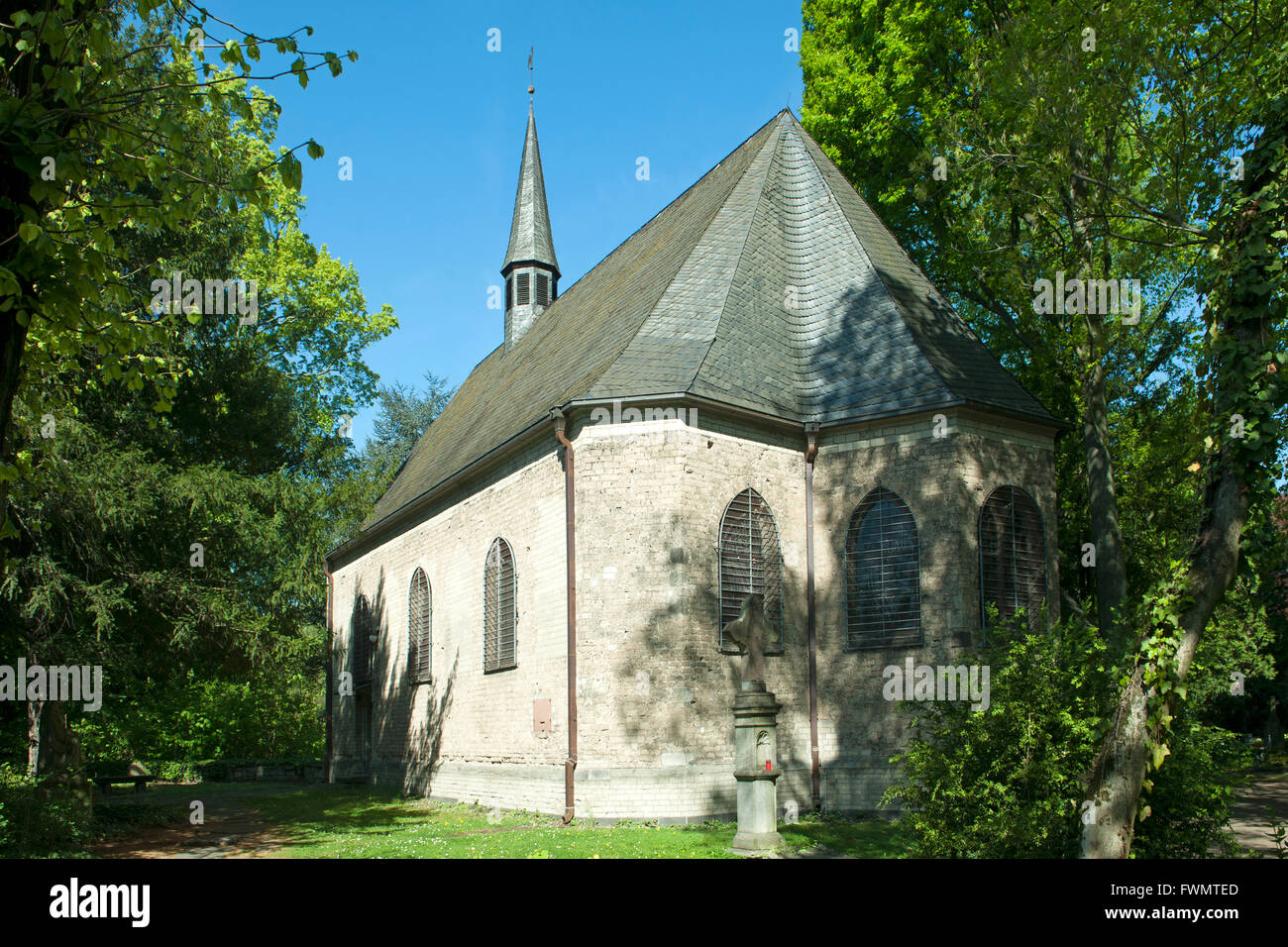 Köln, Lindenthal, Melaten-Friedhof, Friedhofskapelle, Sie ist den Heiligen Maria Magdalena und Lazzaro geweiht. Foto Stock