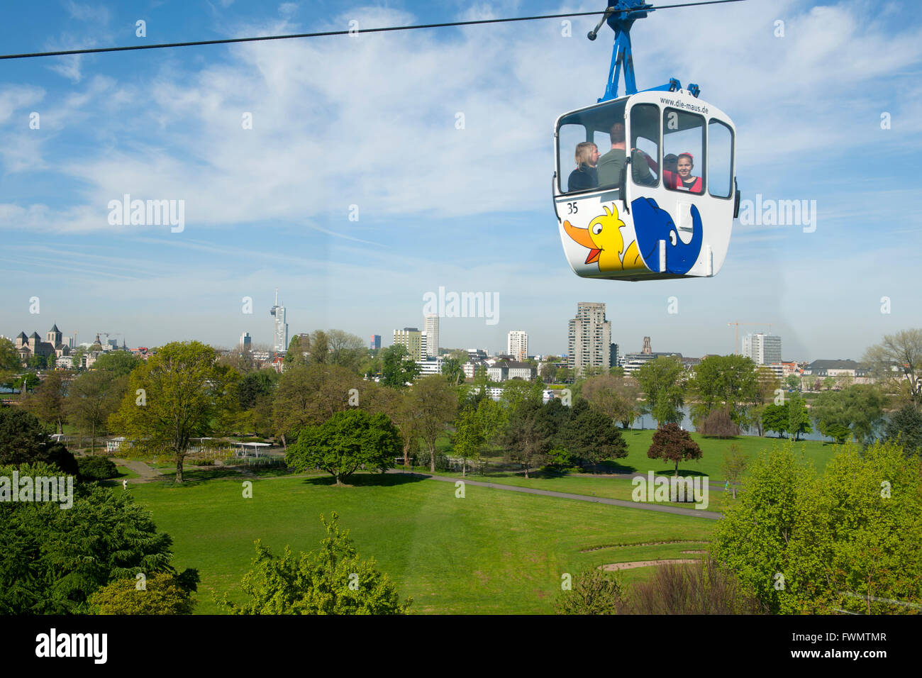 Köln Deutz, Blick aus der Rheinseilbahn auf den Rheinpark Foto Stock