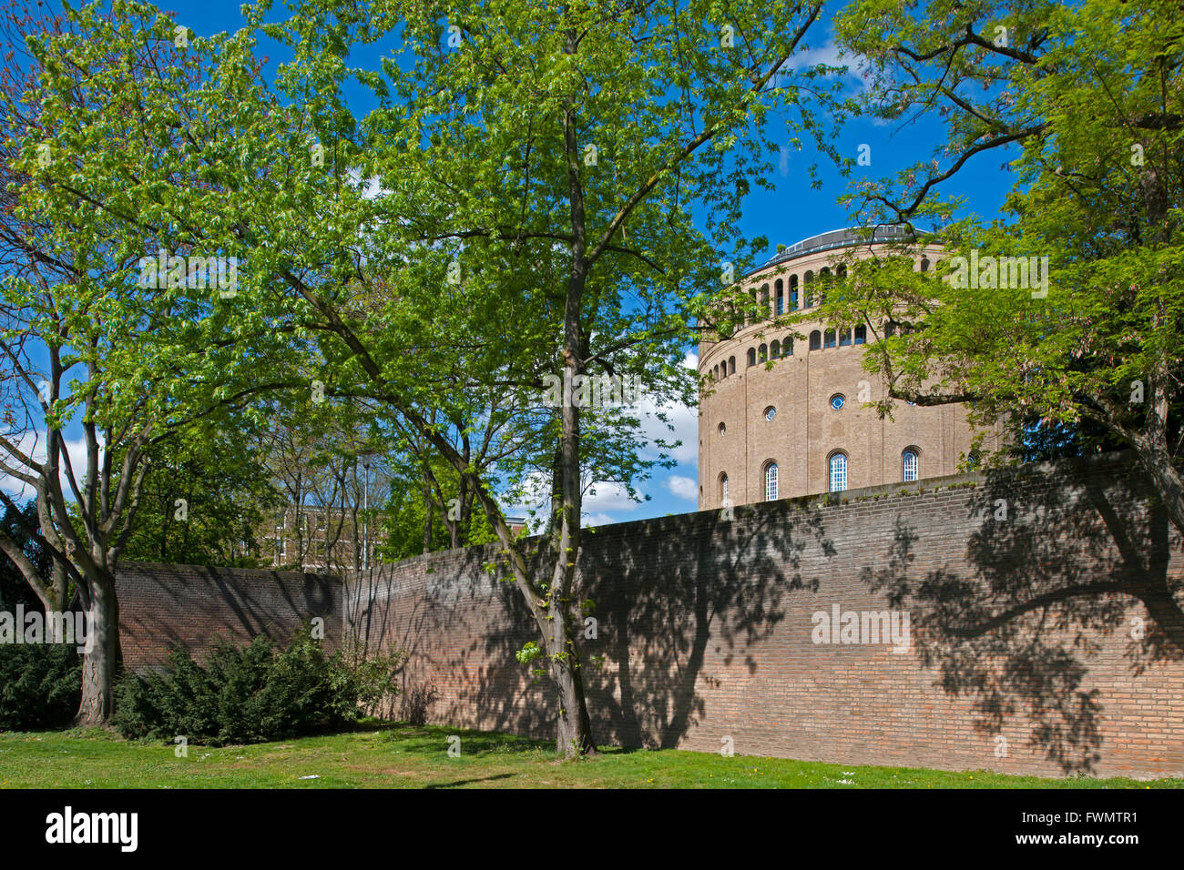 Köln, Altstadt-Süd, Cäcilienviertel (Griechenviertel), Blick über die "Alte Mauer am Bach' zum Hotel im Wasserturm Foto Stock