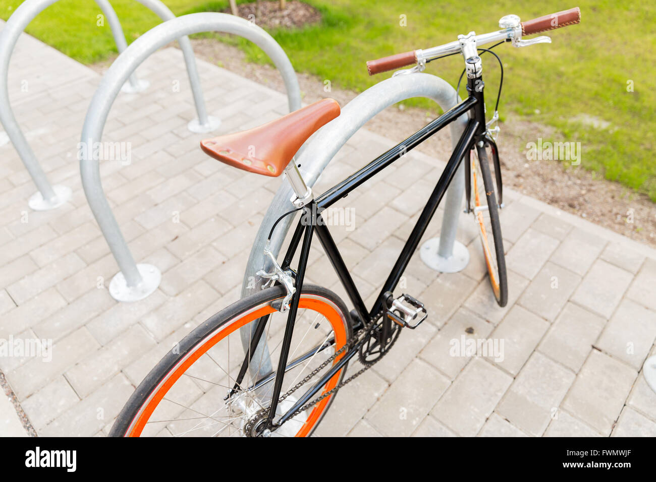 Close up di ingranaggio fisso biciclette presso il parcheggio in strada Foto Stock