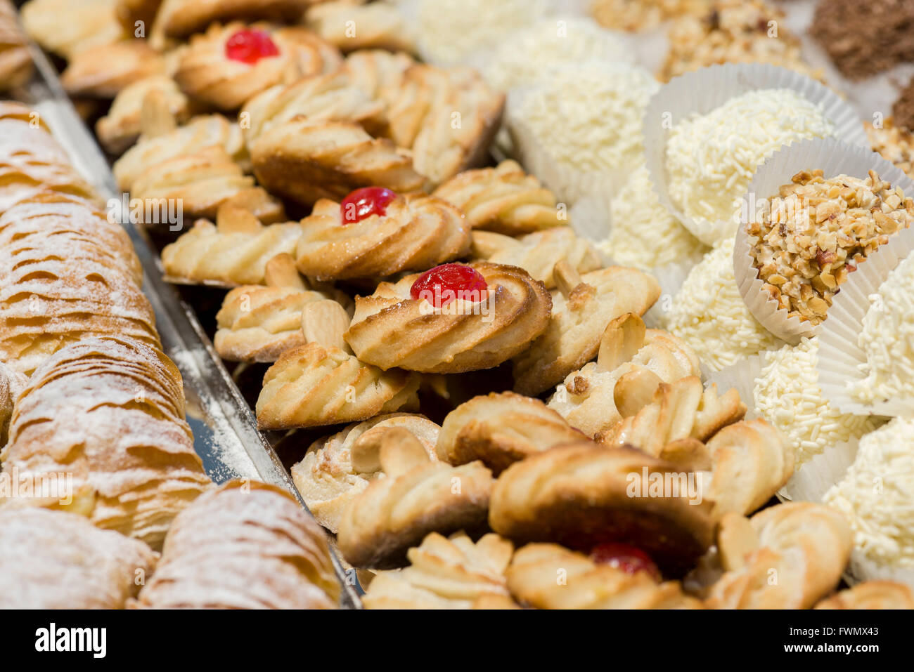 Pasta dolce biscotti decorate con cherry Foto Stock