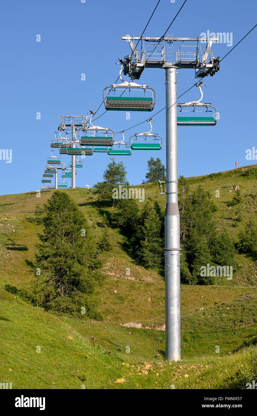 Impianti di risalita in estate presso La Plagne, comune nella Valle Tarentaise, dipartimento della Savoia e la regione Rhône-Alpes, in Francia Foto Stock