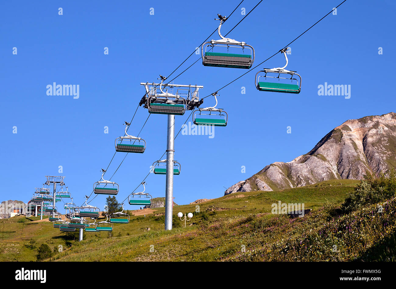 Impianti di risalita in estate presso La Plagne, comune nella Valle Tarentaise, dipartimento della Savoia e la regione Rhône-Alpes, in Francia Foto Stock