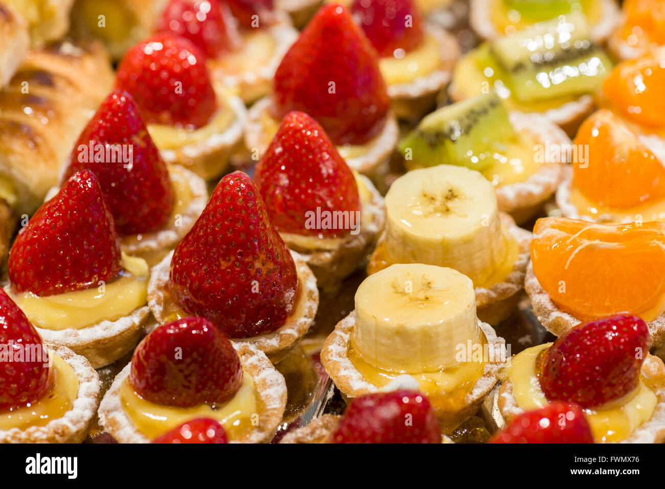 La pasticceria con frutta fresca e panna Foto Stock
