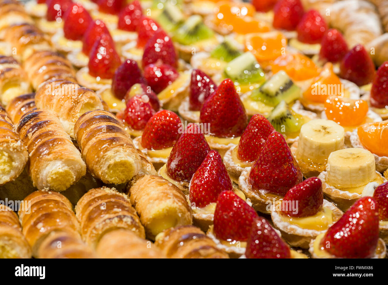 Varietà di pasta sfoglia crema e paste di frutta Foto Stock