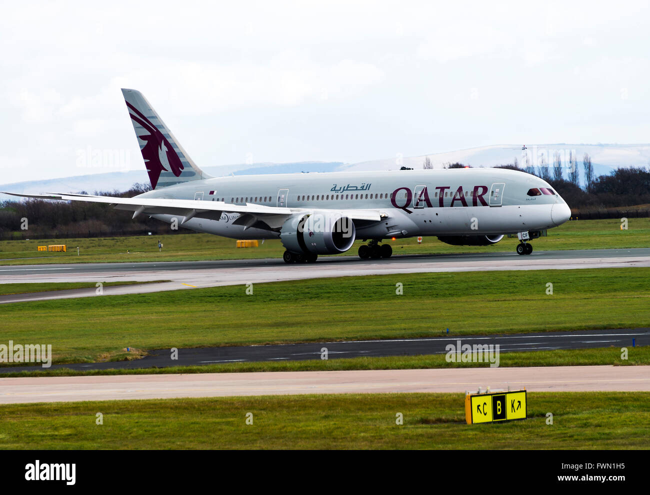 Qatar Airways 787-8 Boeing Dreamliner aereo di linea A7-BCF atterraggio all'Aeroporto Internazionale di Manchester Inghilterra England Regno Unito Regno Unito Foto Stock